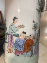 Une paire de porte-chapeaux en porcelaine de Chine famille rose, marque 'Lin zhi cheng xiang, R&eacute;publique